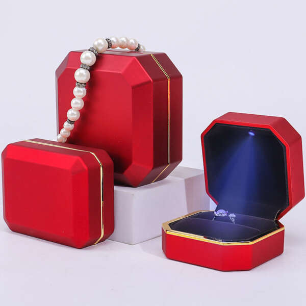 lacquer finish LED jewelry gift box for bracelet necklace ring - product presentation