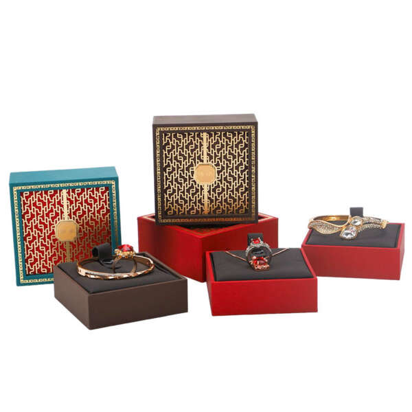 Decorative jewelry storage box for bracelet presentation