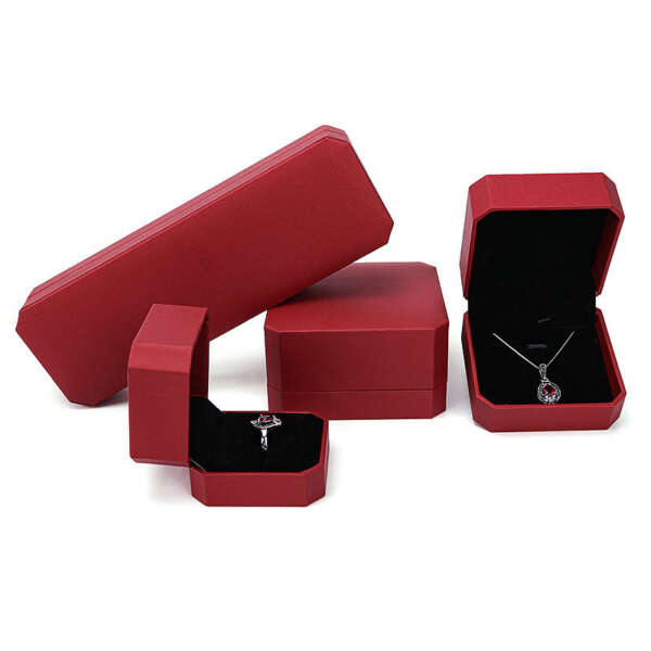 Paper clamshell jewelry box with filled insert