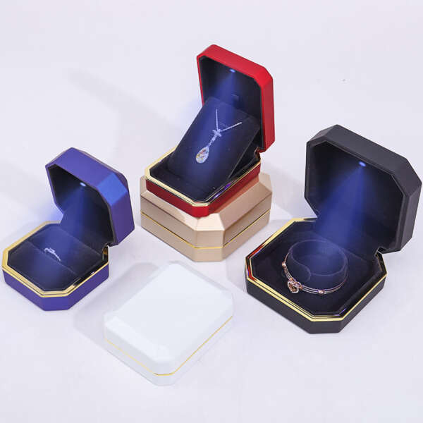 lacquer finish LED jewelry gift box for bracelet necklace ring - detail view
