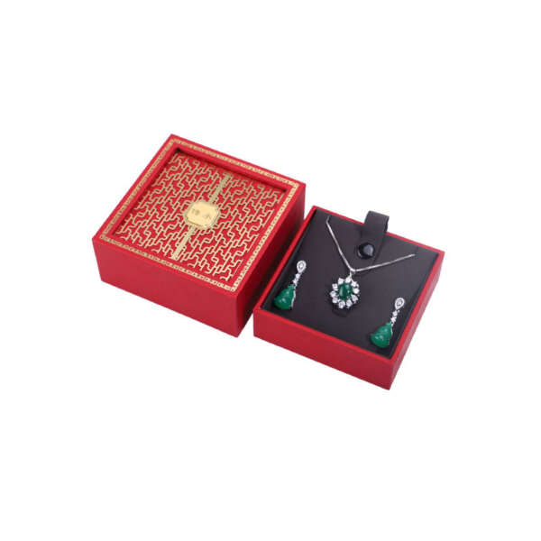 Retail necklace box for pendant bracelet presentation