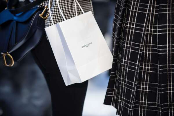 Wholesale luxury clothing shoes paper shopping bag for custom paper bag buyers